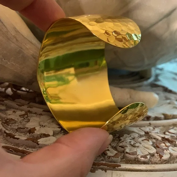 Vintage Avon Hammered Gold Cuff Bracelet - Picture 5 of 8